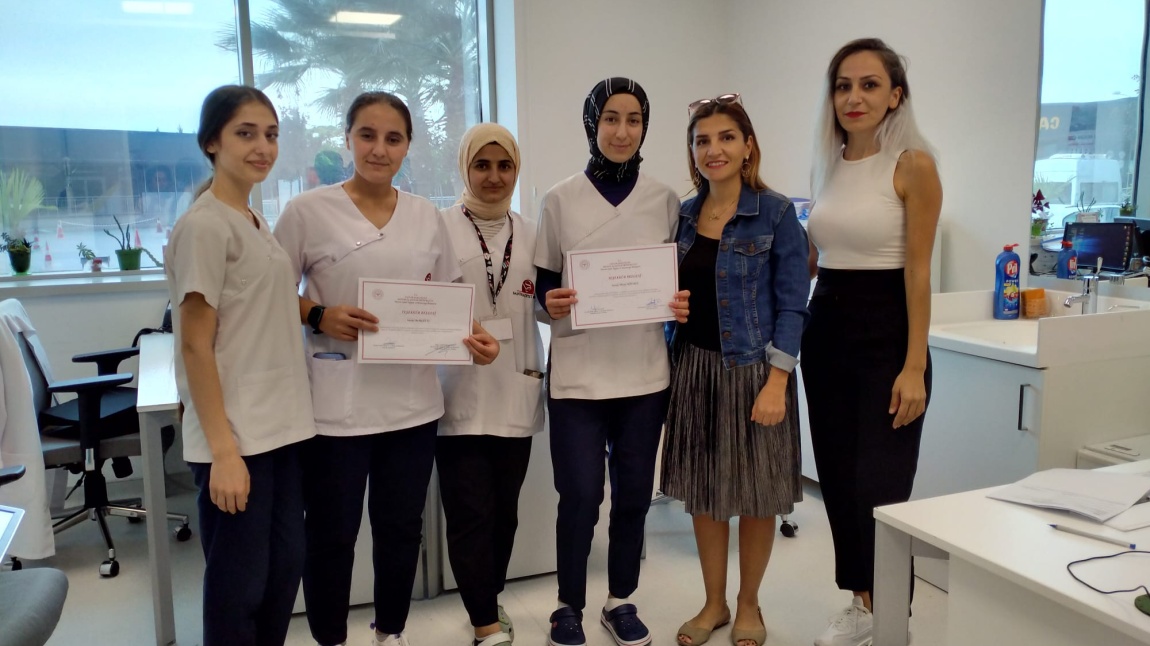 Mersin Şehir Hastanesinde staj gören başarılı öğrencilerimize  koordinatör öğretmeni Gamze Toker Tekin ve Eğitim Hemşiresi tarafından teşekkür belgeleri verildi.